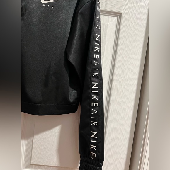 Nike Air cropped silk jacket Size small. - Picture 3 of 5